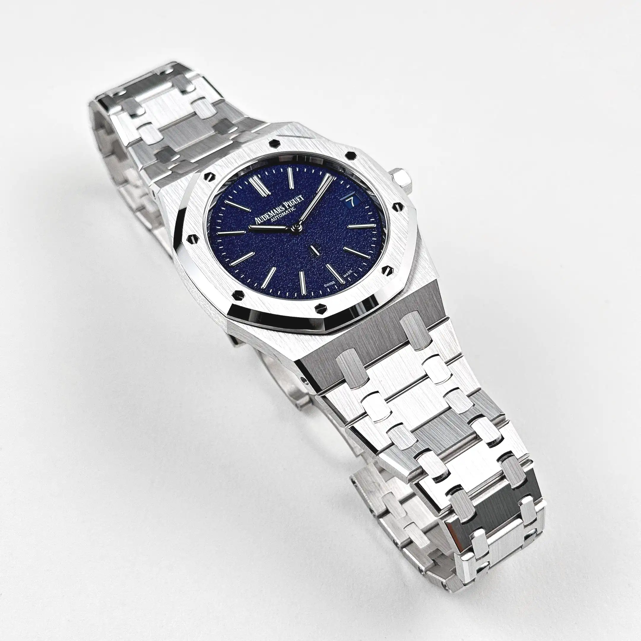 Audemars Piguet Royal Oak 16202BC.OO.1240BC.02 ‘Jumbo’ Extra-Thin White Gold Grainy Blue Dial - Image 3