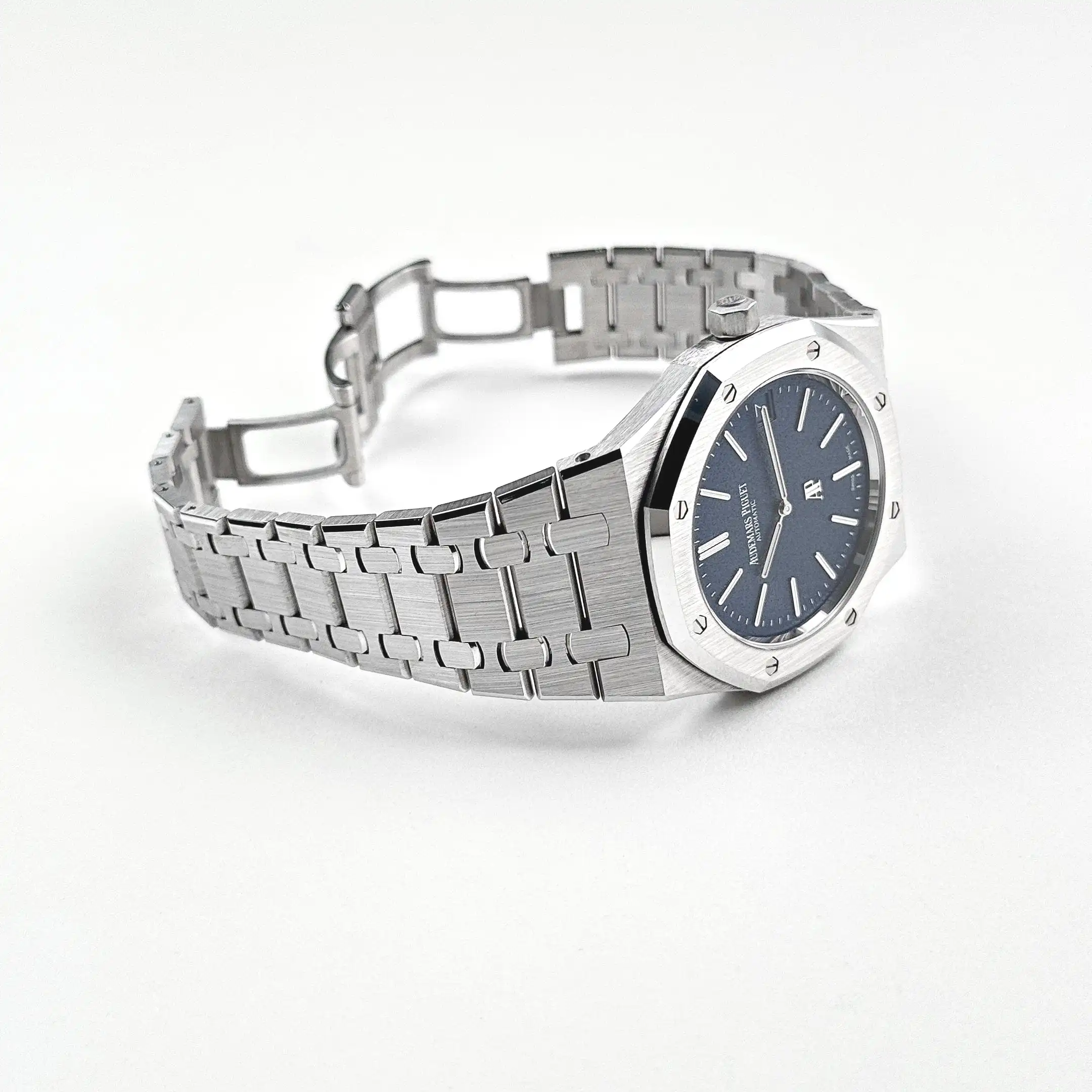 Audemars Piguet Royal Oak 16202BC.OO.1240BC.02 ‘Jumbo’ Extra-Thin White Gold Grainy Blue Dial - Image 6