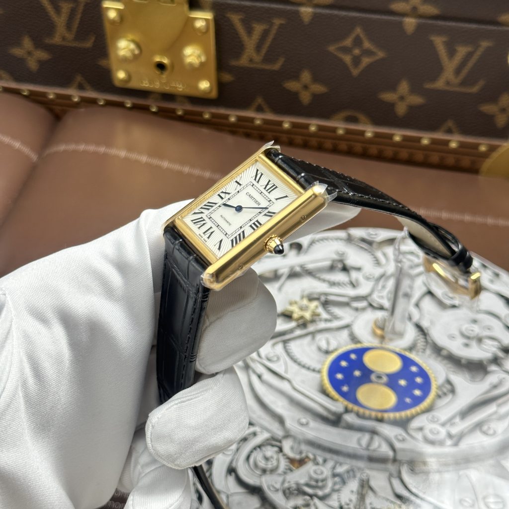 Đồng hồ Cartier Tank Louis Chế Tác 11 Mặt Trắng Dây Da Màu Đen 27.8×38.1mm