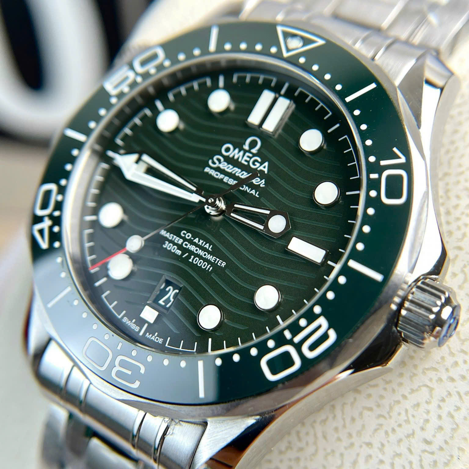 Omega Seamaster Replica Diver 300M Master Chronometer Green Dial 42mm - Image 4