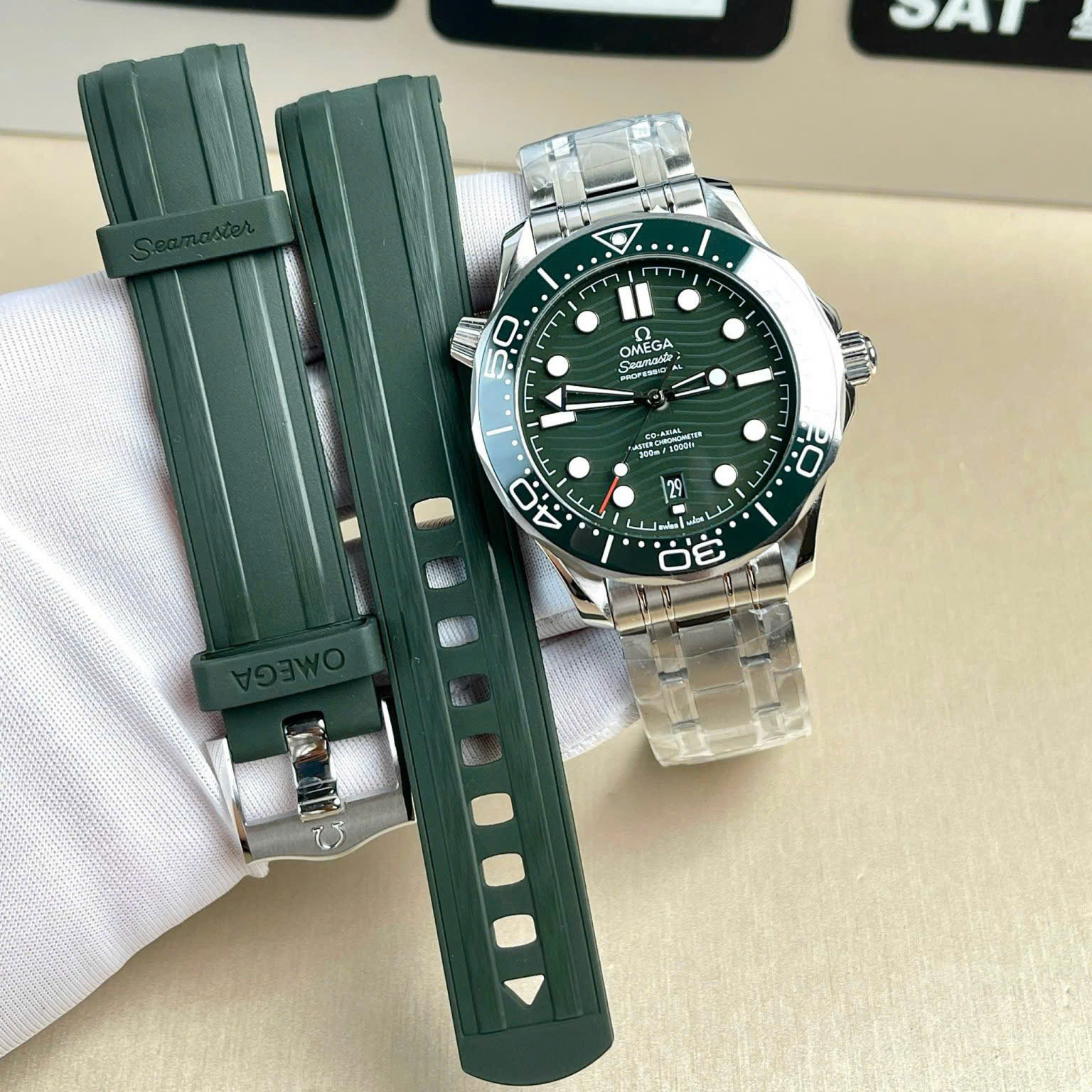 Omega Seamaster Replica Diver 300M Master Chronometer Green Dial 42mm