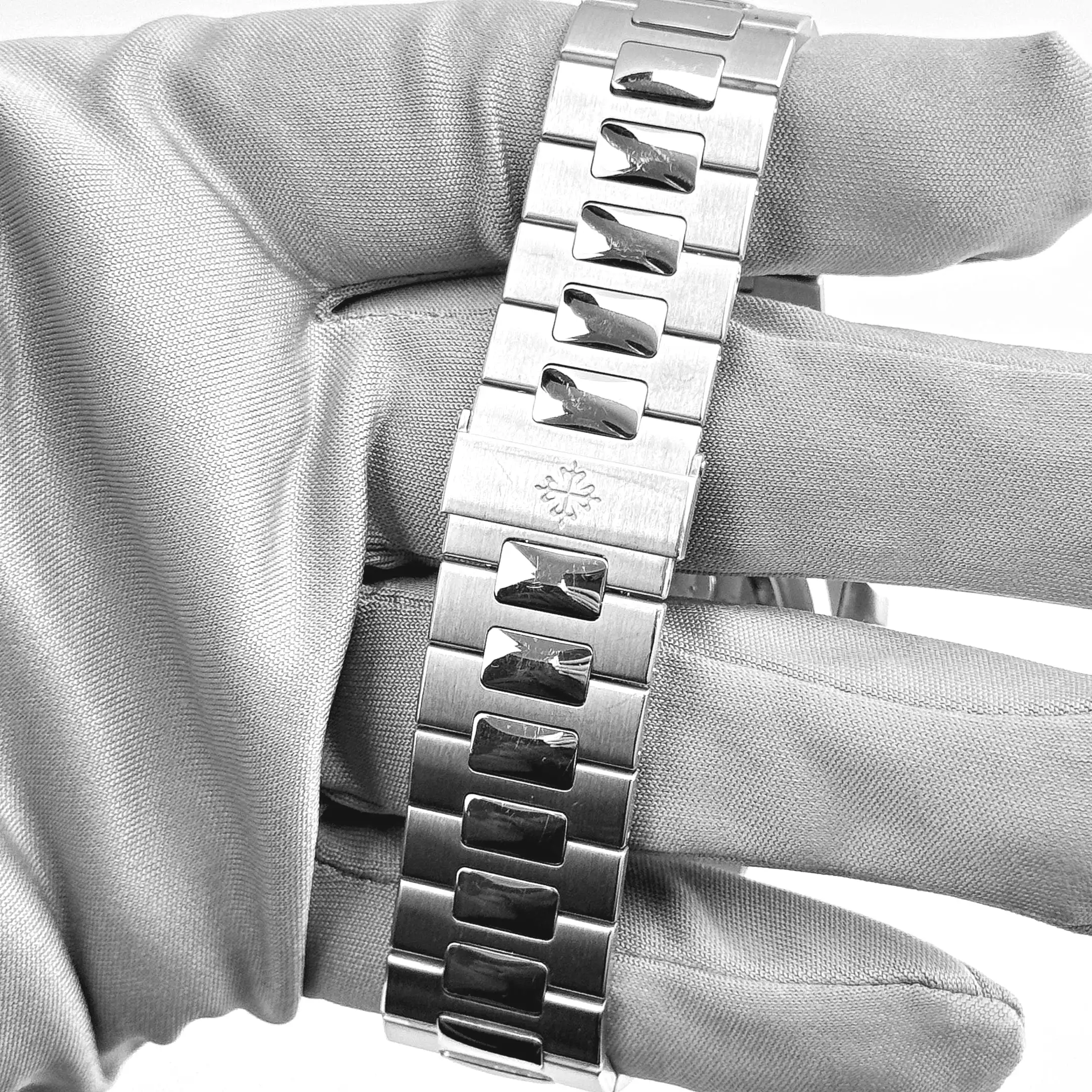 Patek Philippe Nautilus 5711/112P-010 Platinum White Dial Ruby Bezel - Image 4