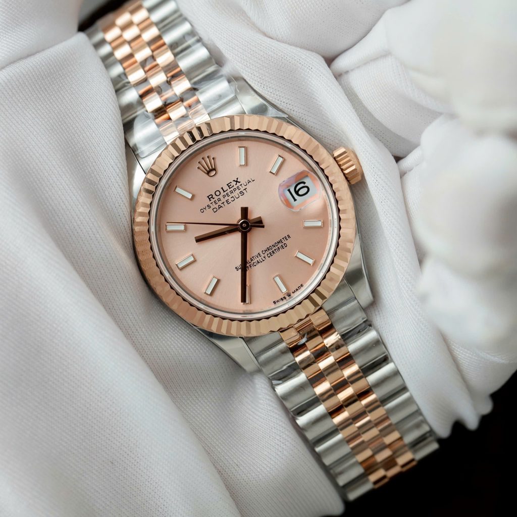 Đồng Hồ Rolex DateJust Replica 11 Mặt Số Hồng Cọc Số Dạ Quang Nhà Máy THB 31mm