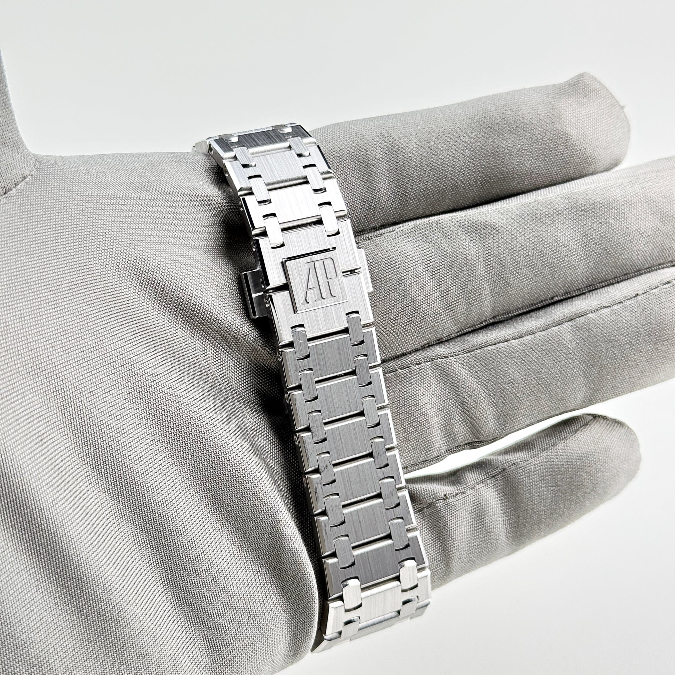 Audemars Piguet Royal Oak 16202BC.OO.1240BC.02 ‘Jumbo’ Extra-Thin White Gold Grainy Blue Dial - Image 4