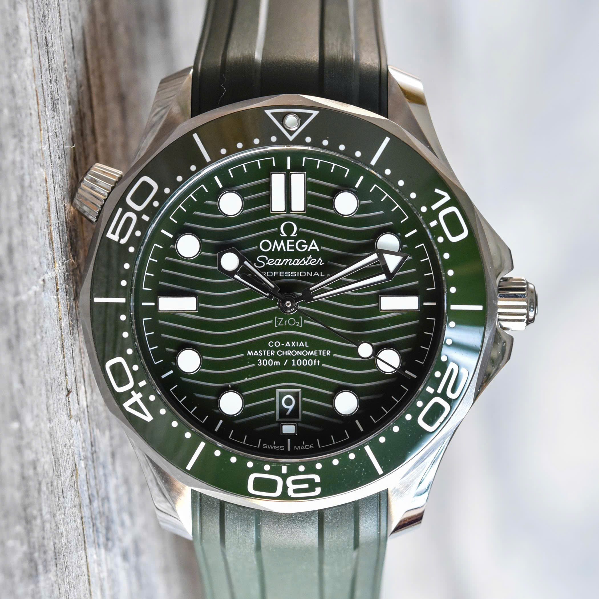 Omega Seamaster Replica Diver 300M Master Chronometer Green Dial 42mm - Image 2