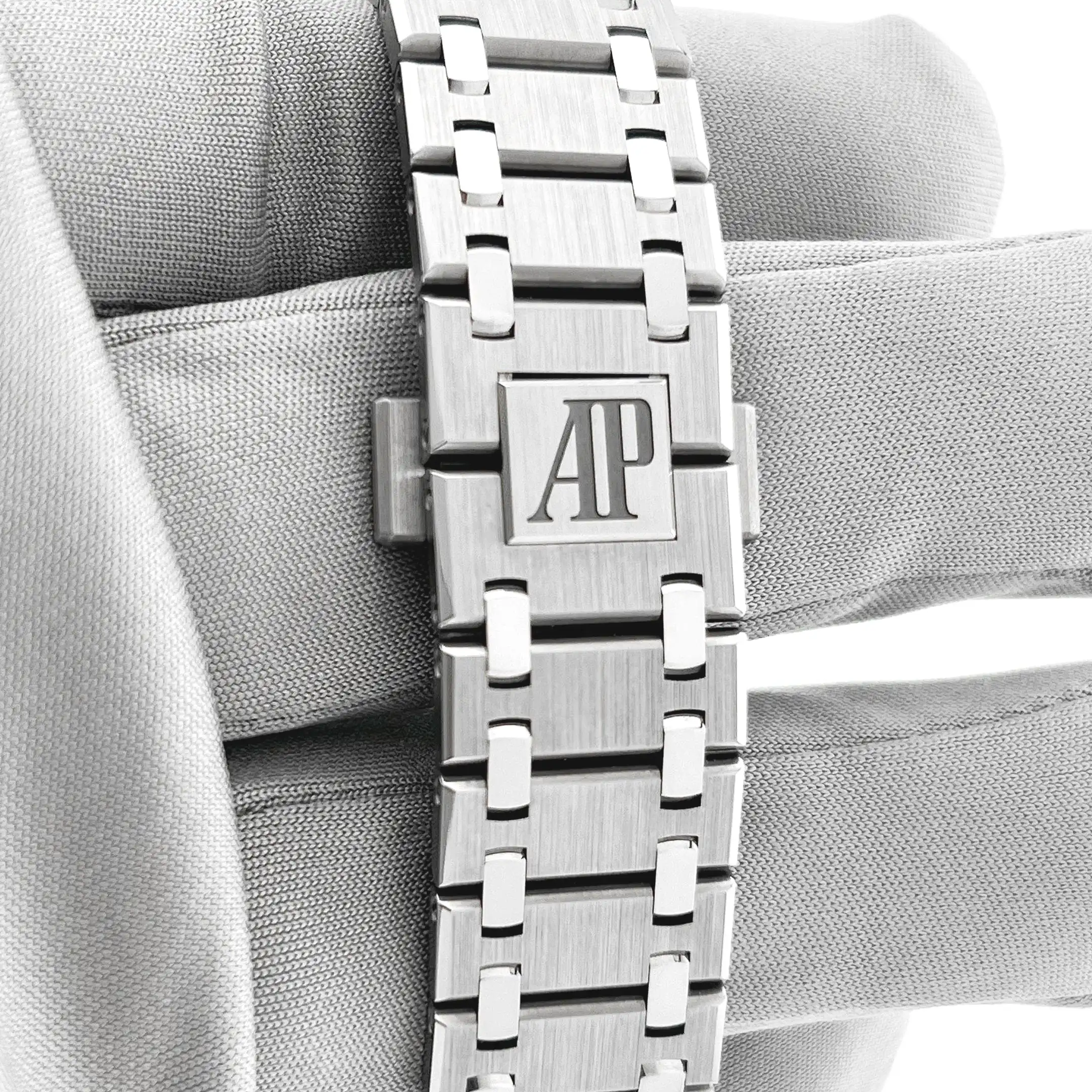 Audemars Piguet Royal Oak 16202XT.OO.1240XT.01 ‘Jumbo’ Extra-Thin Titanium Burgundy Dial - Image 14