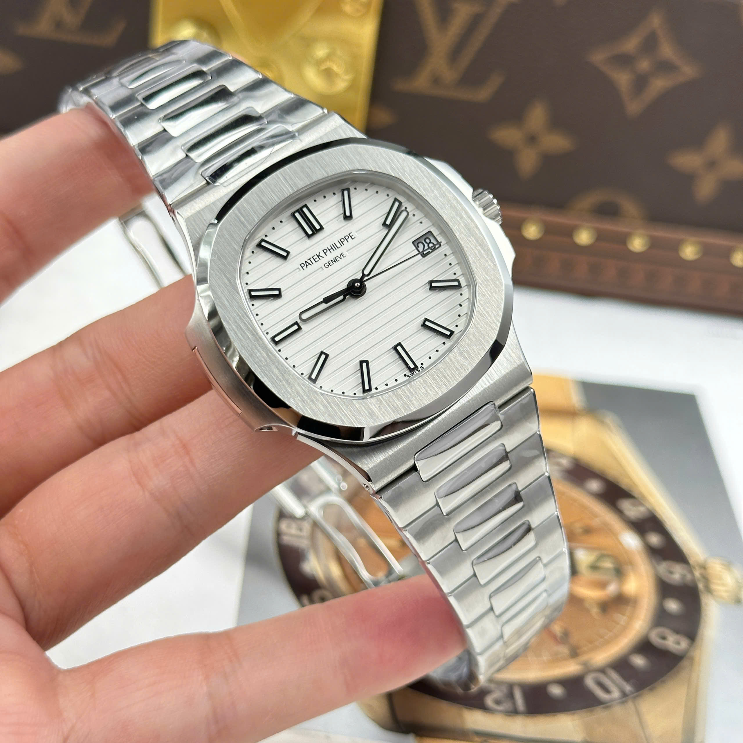 Patek Philippe Nautilus 5711 Replica 11 White Dial Metal Strap Factory BBF 40mm - Image 2