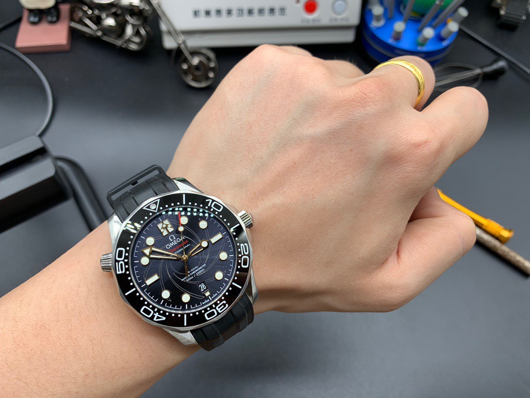 Replica Omega Seamaster James Bond 007 VS Factory 42mm - Image 9