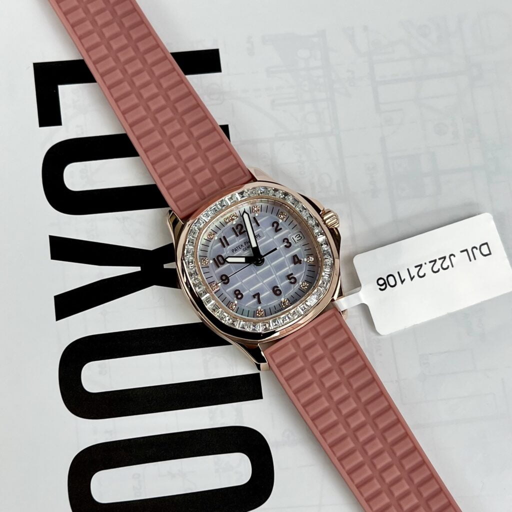 Patek Philippe Aquanaut 5072R Gold Wrapped Customs Moissanite Diamonds 35 (5)