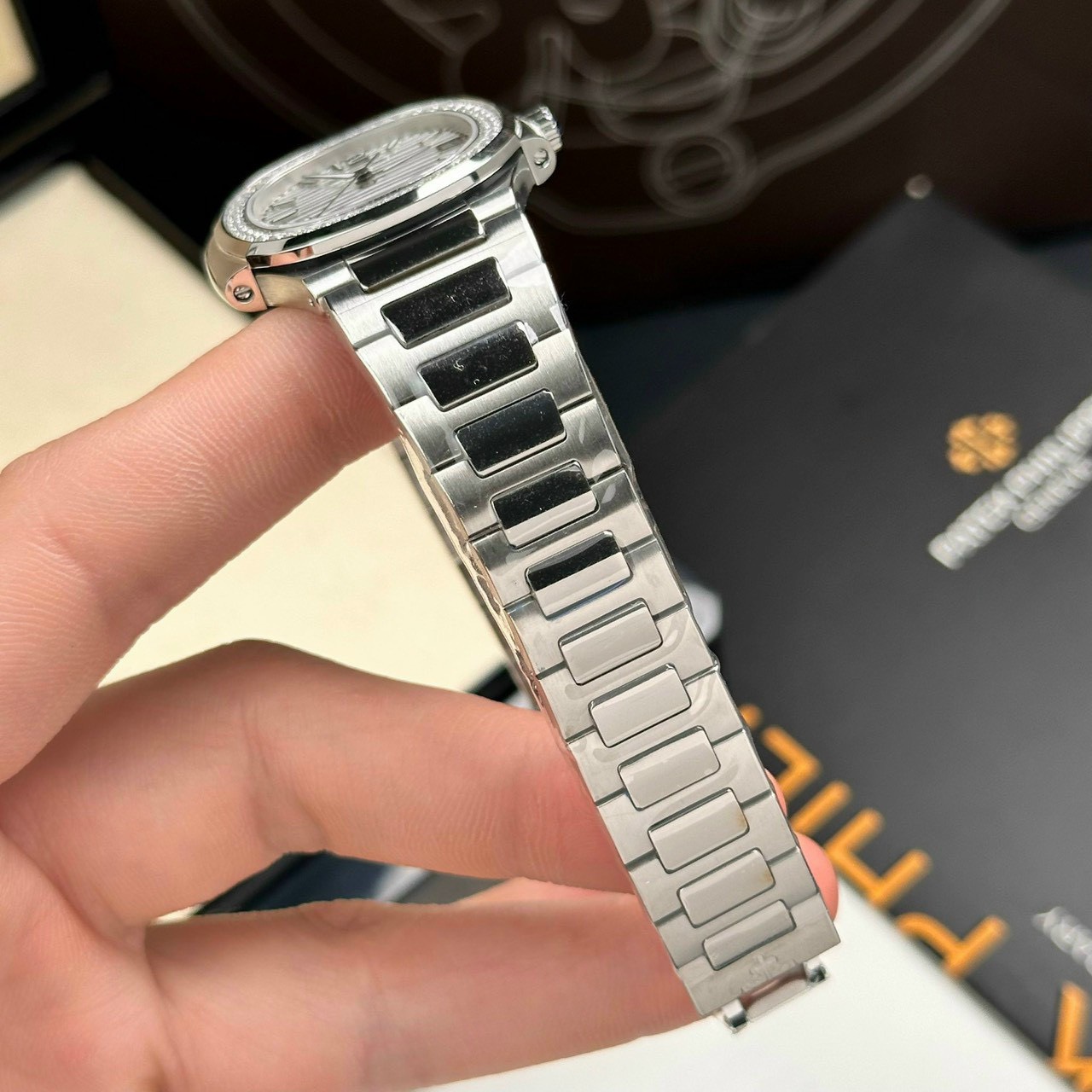 Patek Philippe Replica Watch Nautilus 7010 Quartz Movement 32mm - Image 6