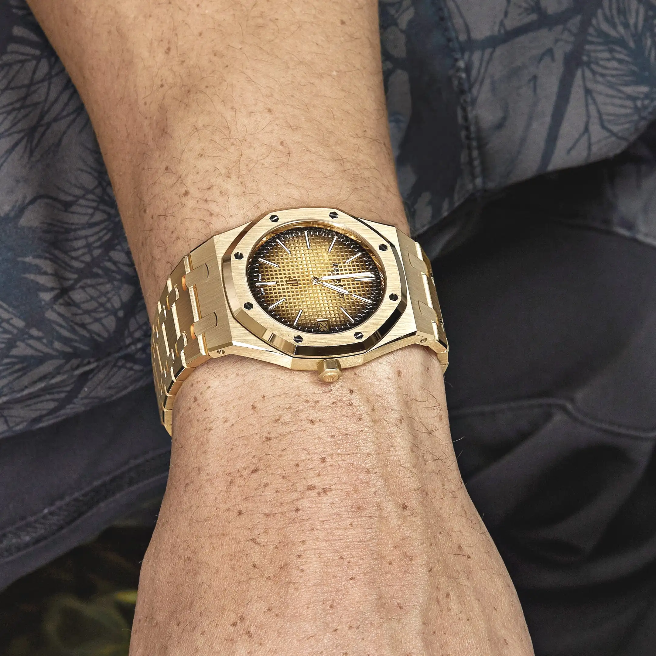 Audemars Piguet Royal Oak 16202BA.OO.1240BA.02 ‘Jumbo’ Extra-Thin Yellow Gold - Image 2