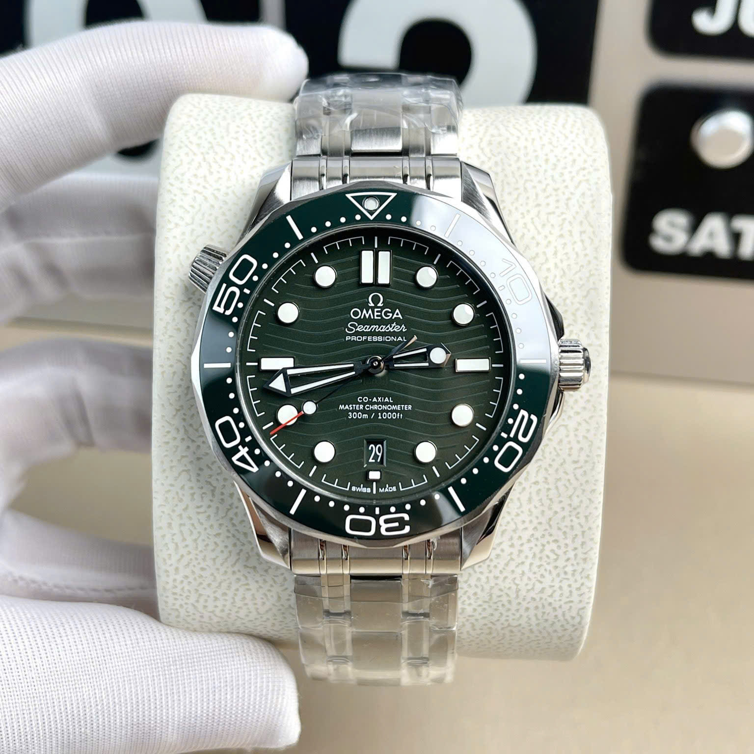 Omega Seamaster Replica Diver 300M Master Chronometer Green Dial 42mm - Image 3