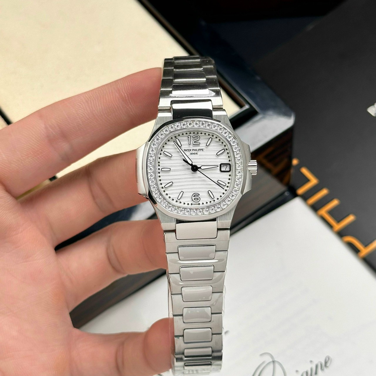 Patek Philippe Replica Watch Nautilus 7010 Quartz Movement 32mm - Image 2
