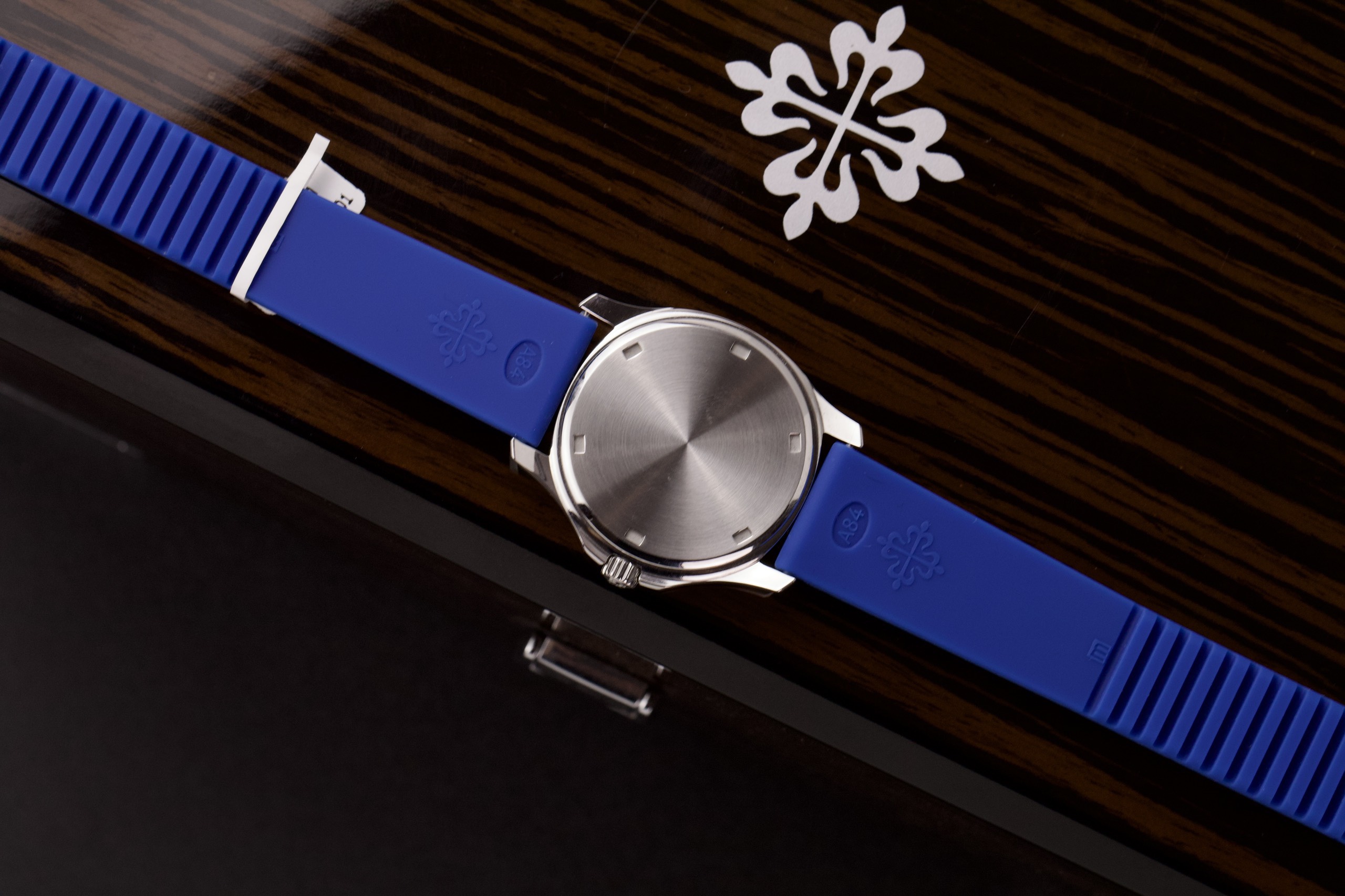 Patek Philippe Aquanaut 5067 Replica Watches Custom Moissanite Diamonds Blue 35.6mm - Image 2