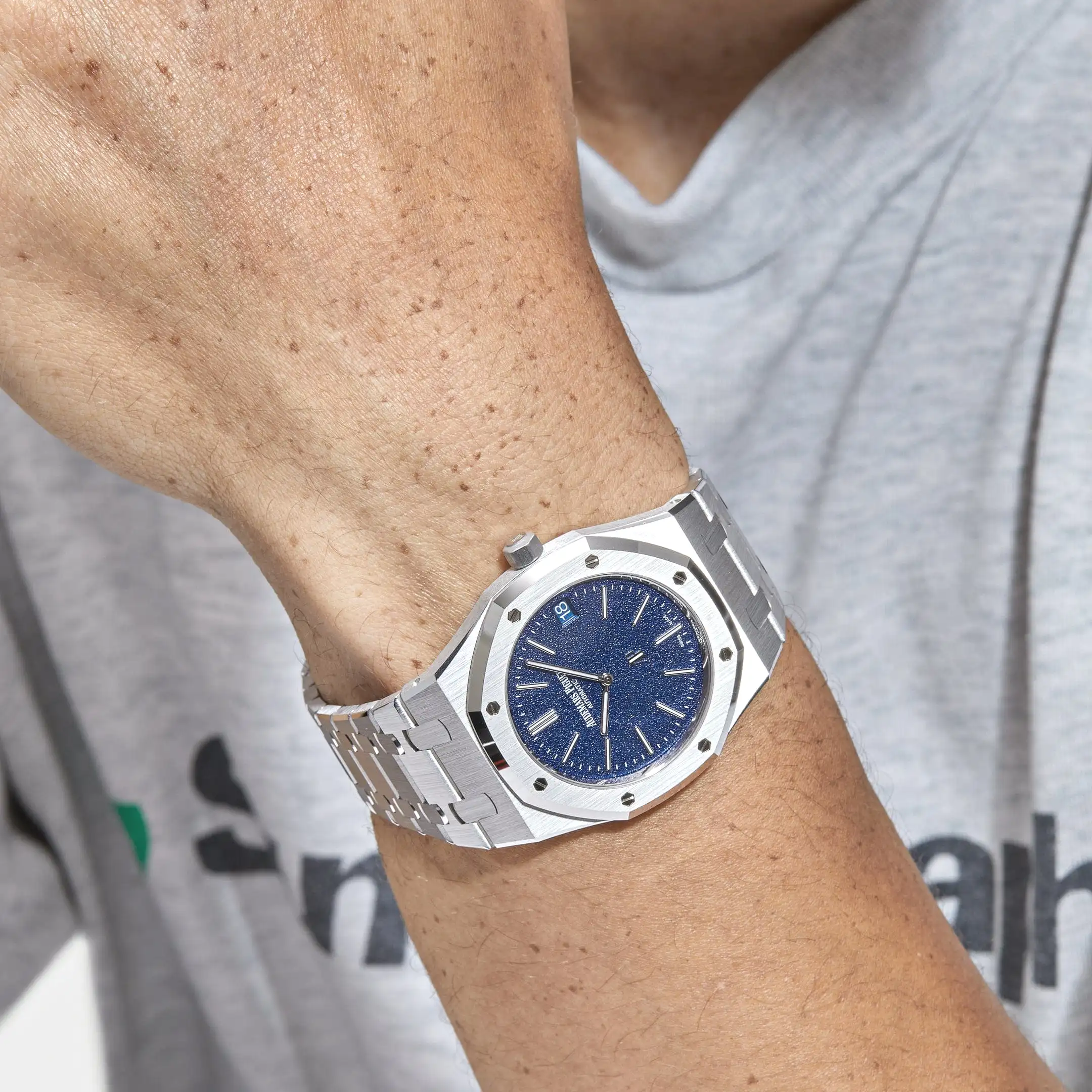 Audemars Piguet Royal Oak 16202BC.OO.1240BC.02 ‘Jumbo’ Extra-Thin White Gold Grainy Blue Dial - Image 2