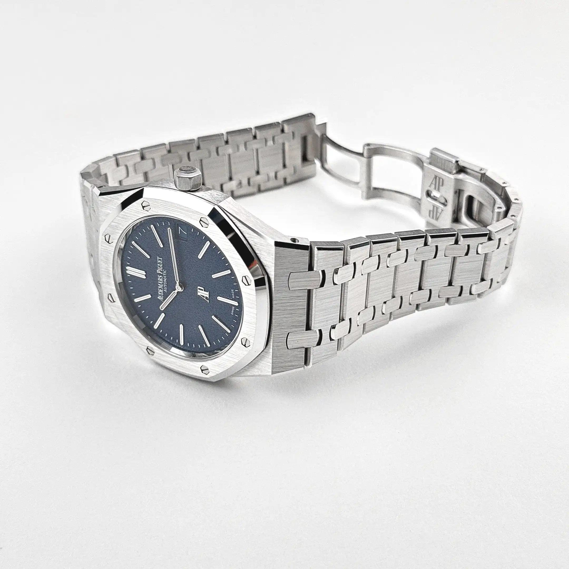 Audemars Piguet Royal Oak 16202BC.OO.1240BC.02 ‘Jumbo’ Extra-Thin White Gold Grainy Blue Dial - Image 5